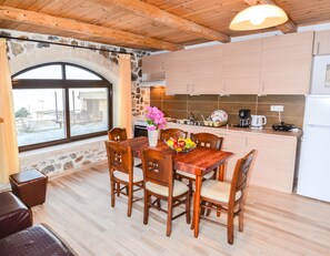 Fridge, oven, dishwasher, coffee/tea maker