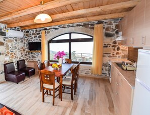 Fridge, oven, dishwasher, coffee/tea maker