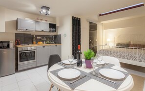 Studio | Essbereich im Zimmer