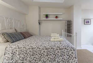 Soundproofing, iron/ironing board, free cots/infant beds, free WiFi - A Gift in the Heart of Monastiraki A (Athens)