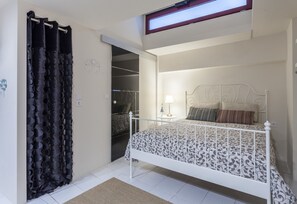 Studio | Soundproofing, iron/ironing board, free cribs/infant beds, free WiFi - A Gift in the Heart of Monastiraki A (Athens)