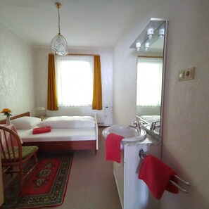 Habitación doble, baño compartido | Sistema de insonorización, wifi gratis, ropa de cama