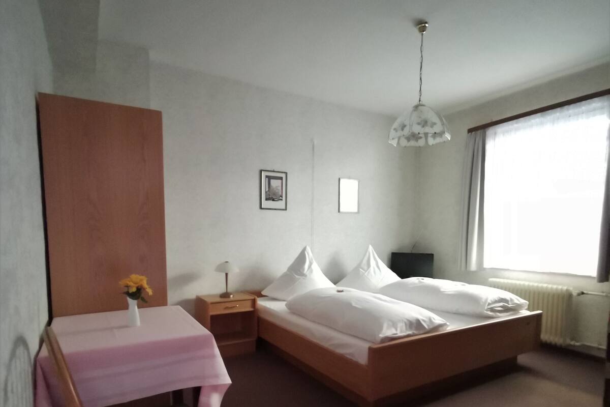 Schallisolierte Zimmer, kostenloses WLAN, Bettwäsche