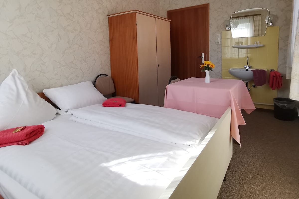 Doppelzimmer, Gemeinschaftsbad | Schallisolierte Zimmer, kostenloses WLAN, Bettwäsche