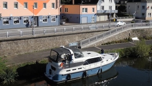Un bateau était amarré près d’un hôtel sur lequel on pouvait lire l’inscription « Hôtel-Restaurant ».