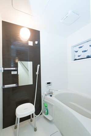 Ferienhaus (YUYU House - Imazado Anywhere Door) | Badezimmer | Badewanne und Dusche (separat), Komfortbadewanne