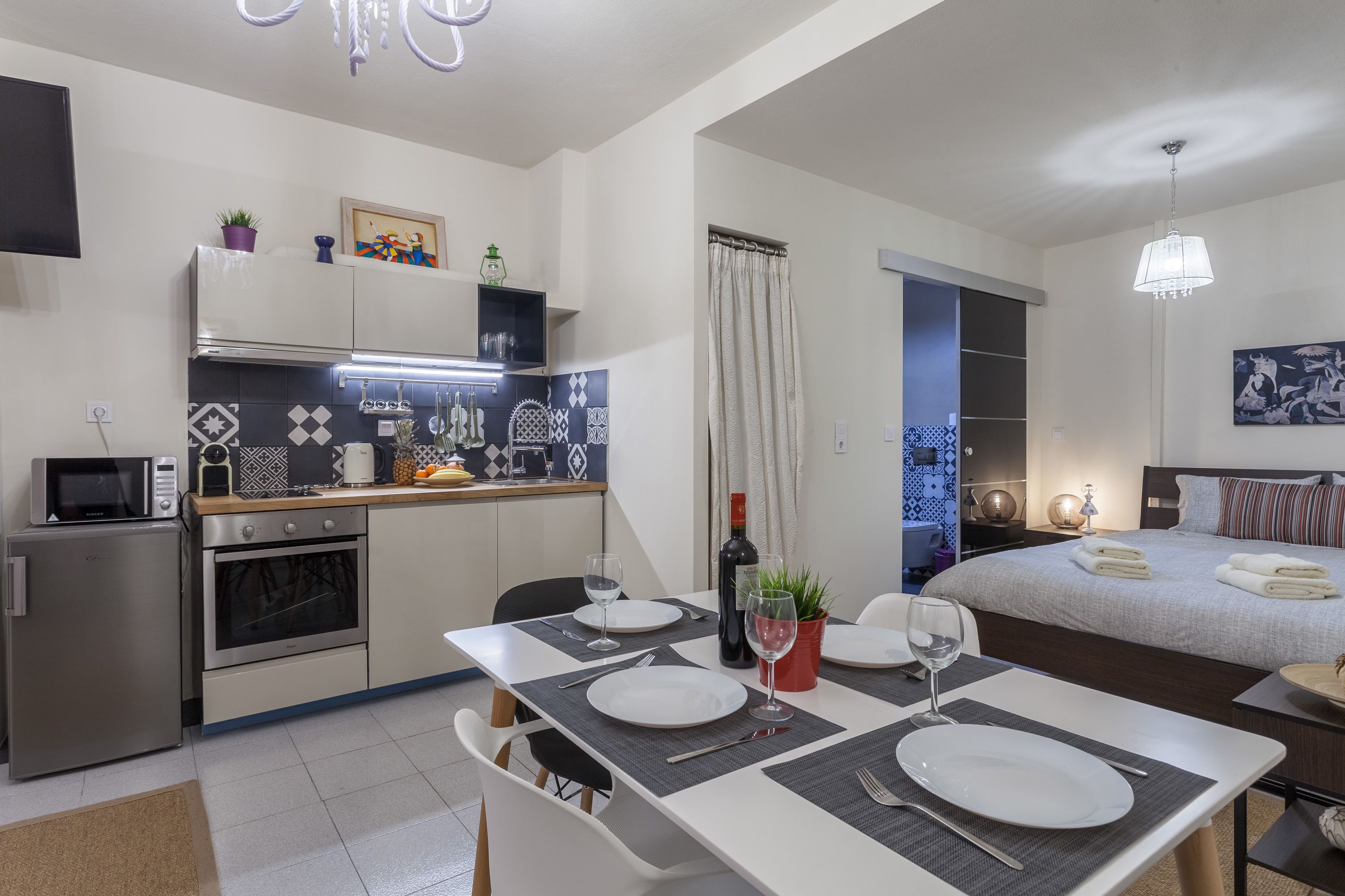 Studio | Makan dalam bilik