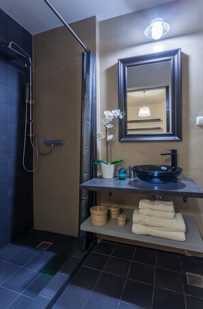 Estudio | Baño | Regadera, amenidades de baño gratuitas, secadora de cabello, toallas 