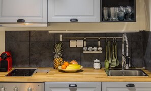 Estudio | Cocina privada | Refrigerador, microondas, horno y parrilla de estufa 