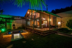 Fassade der Unterkunft – Abend/Nacht