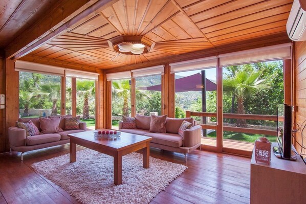 Villa, 3 Schlafzimmer | Wohnbereich | Plasmafernseher