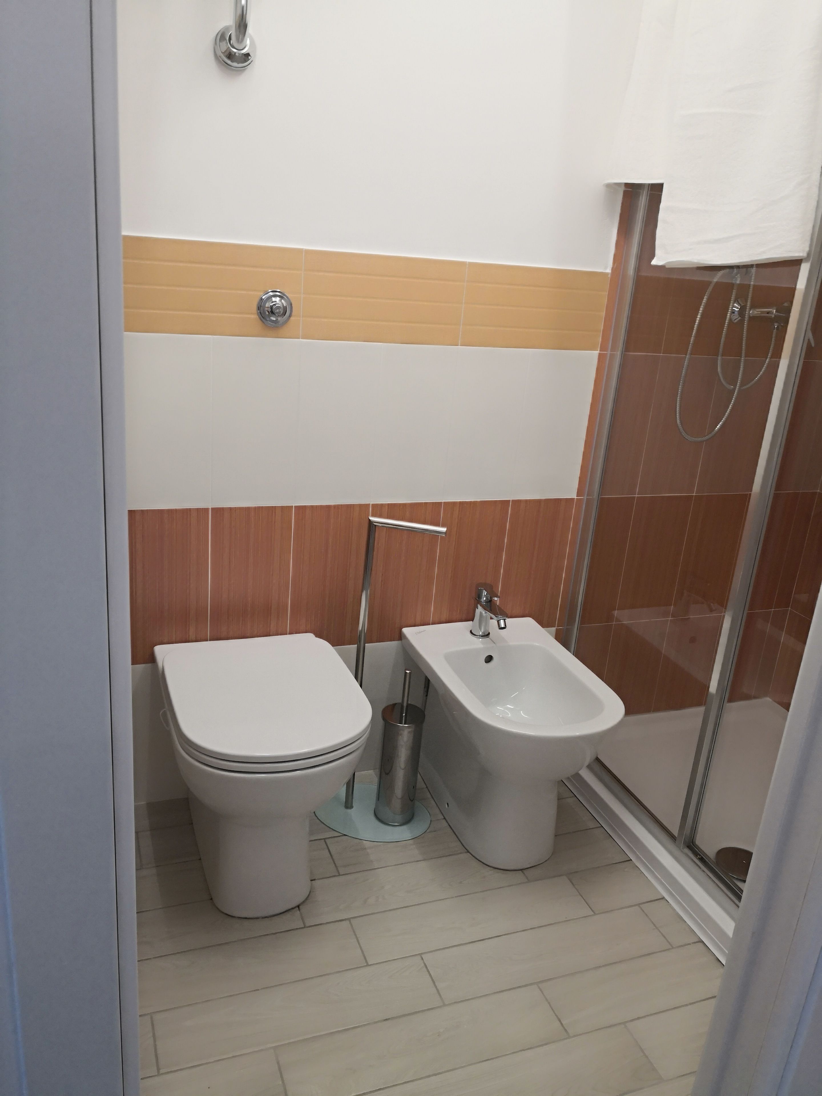 Un baño con inodoro, bidé y ducha.