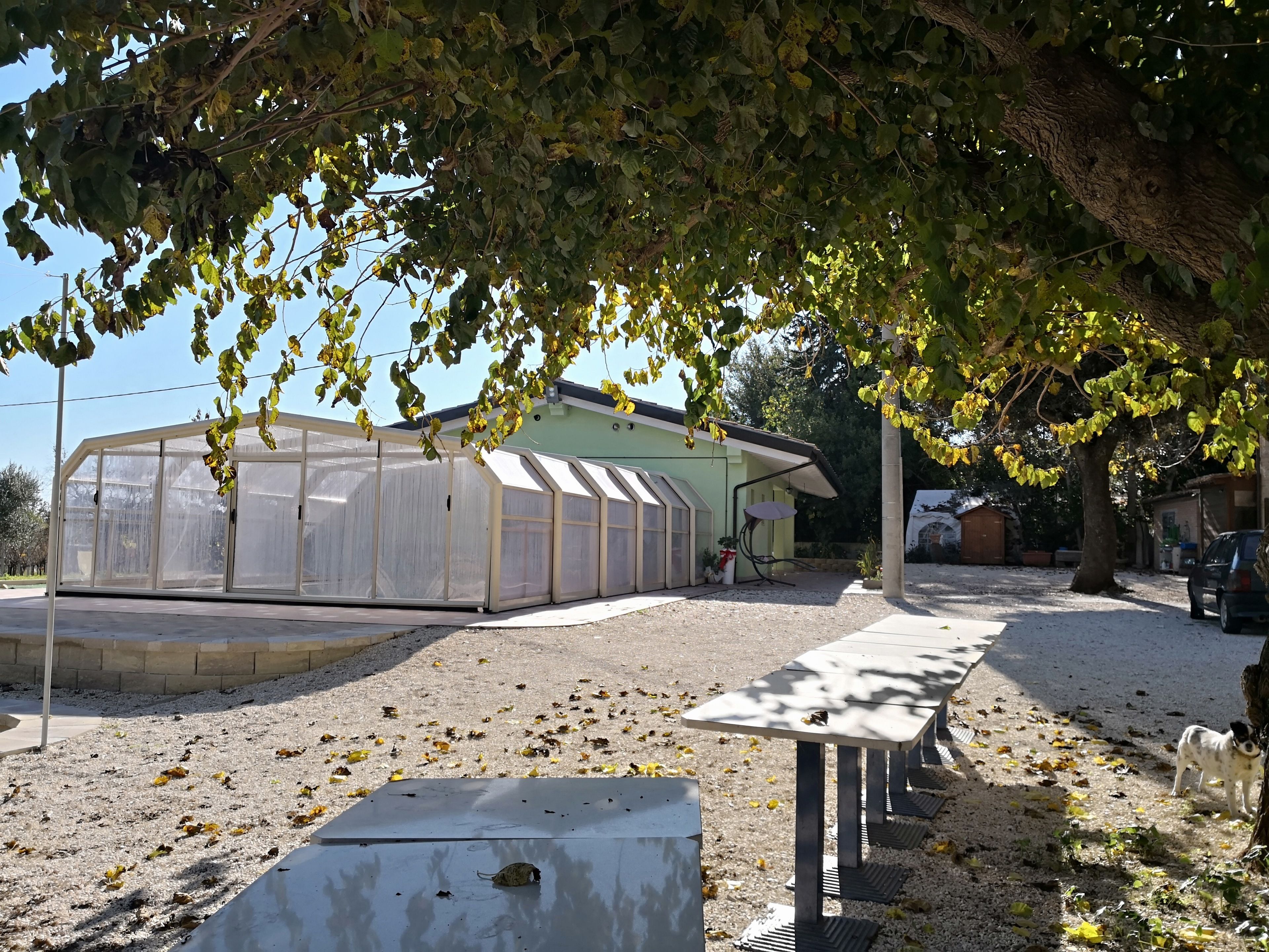 Piscina stagionale all'aperto, ombrelloni da piscina, lettini