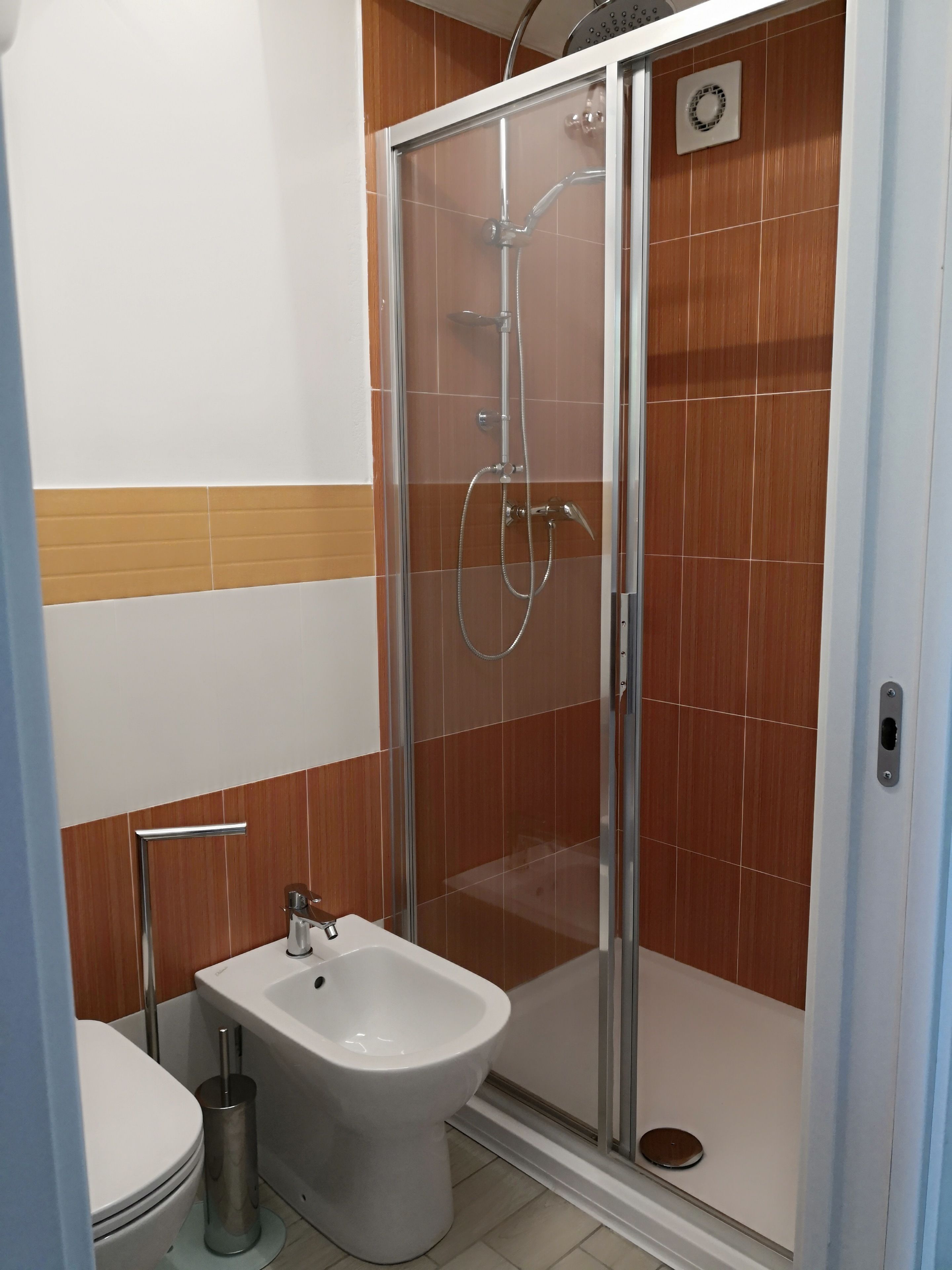 Dusche, kostenlose Toilettenartikel, Haartrockner, Bidet