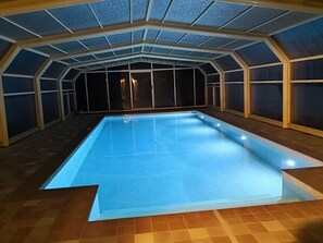 Piscina stagionale all'aperto, ombrelloni da piscina, lettini