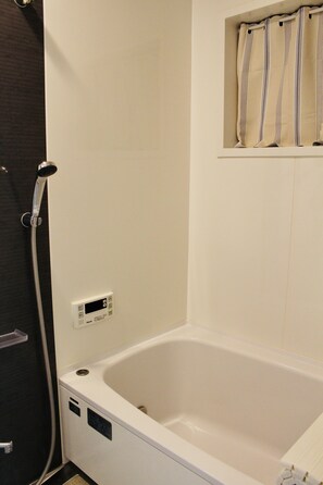 Ferienhaus (YUYU House - Imazado Kiki) | Badezimmer | Badewanne und Dusche (separat), Komfortbadewanne