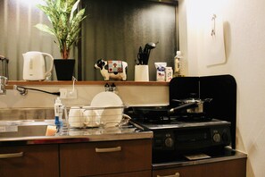 Fridge, microwave, stovetop, cookware/dishes/utensils - YUYU House - Imazado KiKi (Osaka)