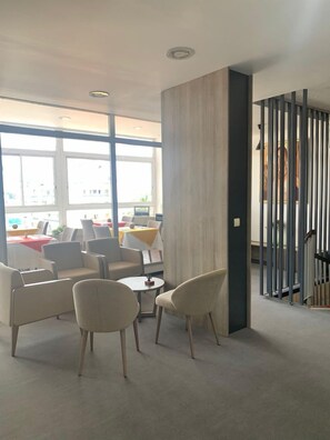 2 restaurants; breakfast, lunch, and dinner served - Hotel Nina (Dakar)