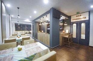 2 間餐廳；供應早餐、午餐、晚餐；本地及多國菜