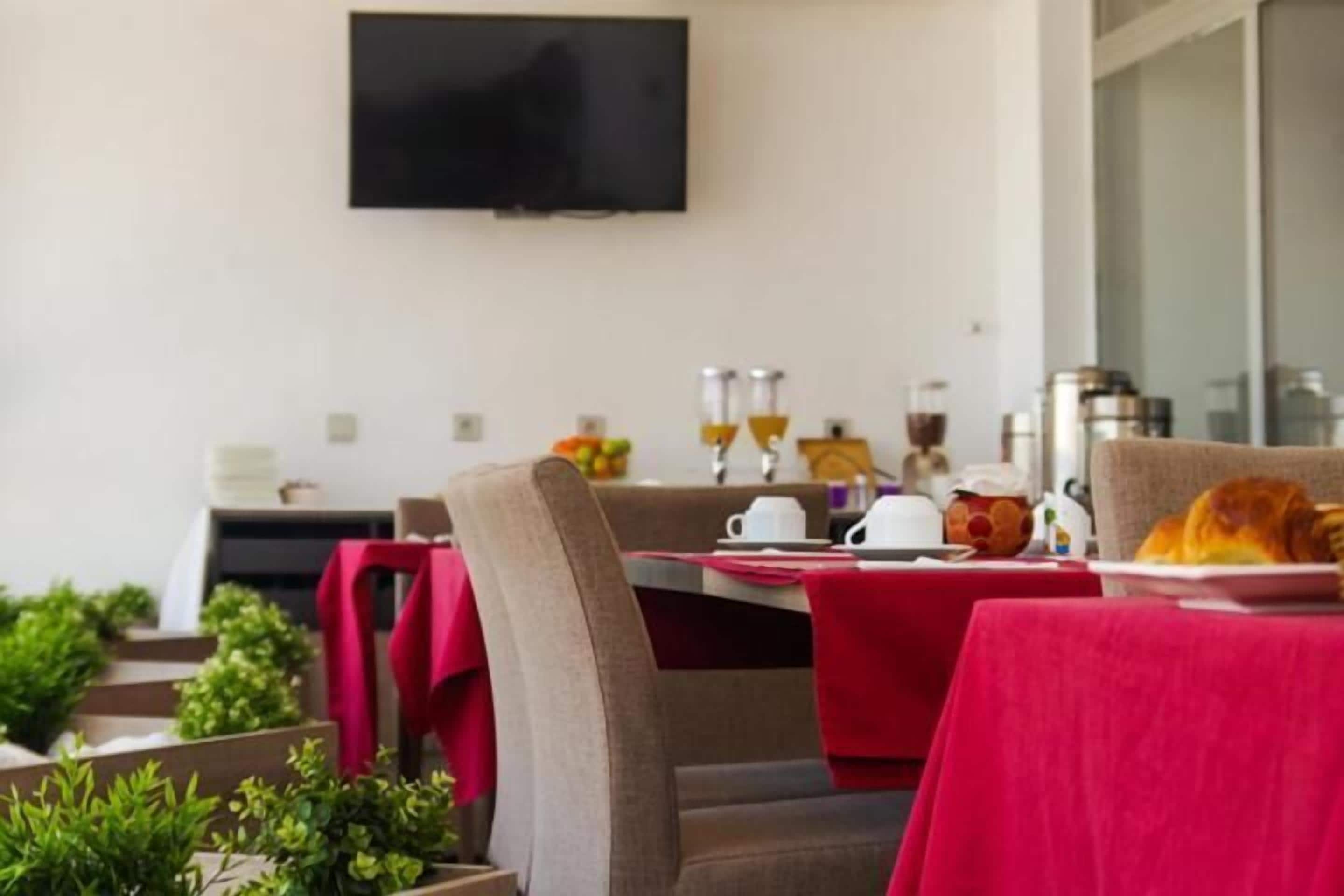 2 restaurantes, se sirve desayuno, cocina local e internacional 