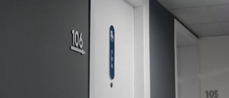 Un couloir avec des portes numérotées 106 et 105.