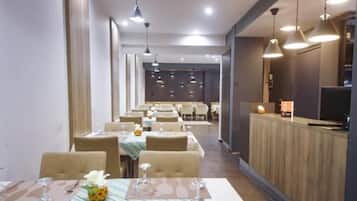 2 restaurants, breakfast, lunch served; local and international cuisine
