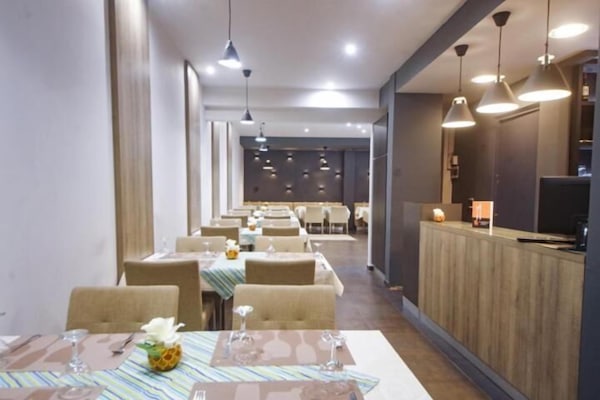 2 restaurants, breakfast, lunch served; local and international cuisine