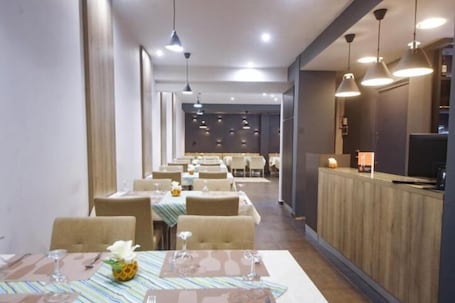 2 Restaurants, Frühstück, Mittagessen, lokale und internationale Küche