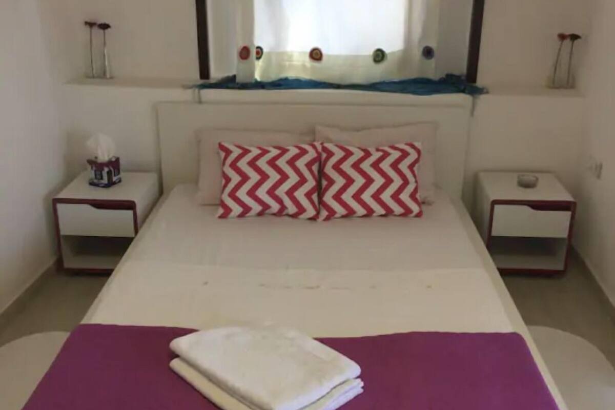 Habitación romántica | Escritorio y tabla de planchar con plancha