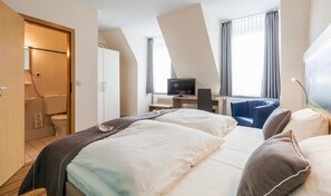 Escritorio, cunas gratuitas, wifi gratis y ropa de cama 