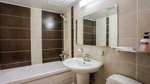 Duschwanne, kostenlose Toilettenartikel, Haartrockner, Handtücher