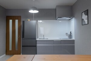 Refrigerador, microondas, placa de cocina, utensilios de cocina