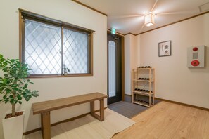 YUYU House - Kohama Mei house | Living area | 55-inch TV with cable channels - YUYU House - Kohama Mei (Osaka)