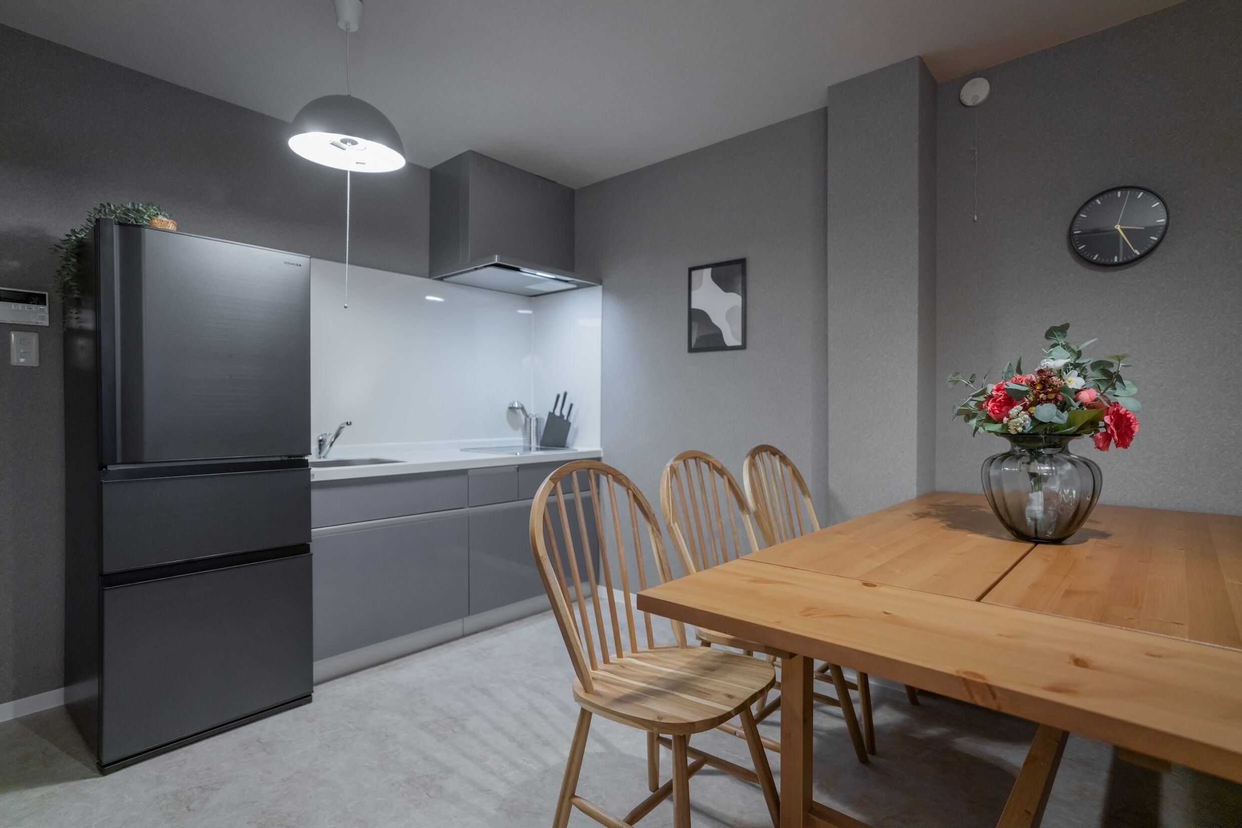 Nhà phong cách cổ điển (YUYU House - Kohama Mei house) | Bếp riêng | Tủ lạnh, lò vi sóng, bếp nấu, dụng cụ nấu nướng/bát dĩa/dao nĩa 