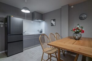 Refrigerador, microondas, placa de cocina, utensilios de cocina