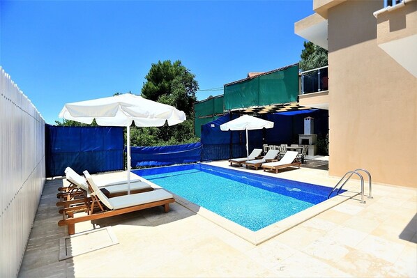 حمّام سباحة خارجي