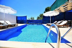 حمّام سباحة خارجي