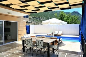 تناول الطعام بالخارج