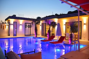 Outdoor pool, pool umbrellas, sun loungers