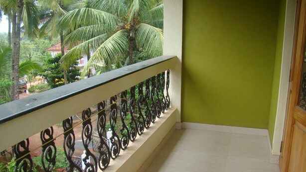 Un balcon doté d’un mur végétal et d’une rambarde en métal.
