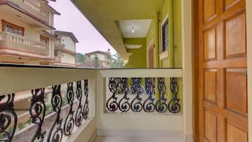 Luxury Apartment, 1 King Bed, Smoking | Balcony