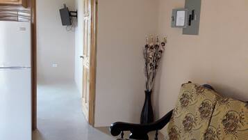 Departamento básico, 1 cama Queen size, para no fumadores | Área de sala de estar | Televisión de pantalla plana de 40 pulgadas con canales por cable