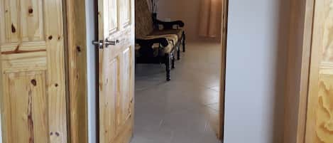 Basic Apartment, 1 Queen Bed, Non Smoking | Living room