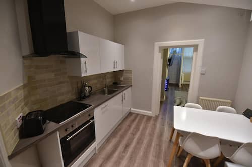 Appartement classique, 1 très grand lit et 1 canapé-lit, accessible aux personnes à mobilité réduite | Cuisine privée | Réfrigérateur grande capacité avec congélateur, four à micro-ondes