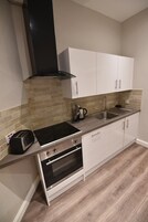 Classic Apartment, 1 King Bed with Sofa bed, Accessible, Garden View | Private kitchen