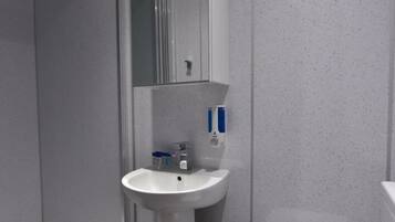 Classic Apartment, 1 King Bed with Sofa bed, Accessible, Garden View | Bathroom