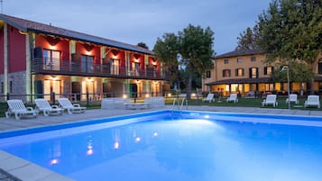 Außenpool, Sonnenschirme, Liegestühle