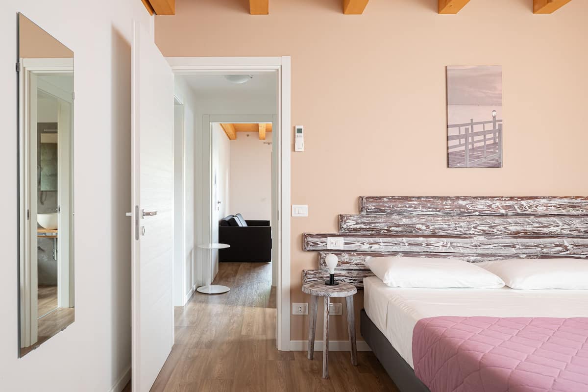 2 bedrooms, soundproofing, free cots/infant beds, free WiFi