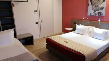 Dreibettzimmer, Poolblick | 2 Schlafzimmer, schallisolierte Zimmer, kostenlose Babybetten