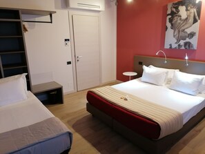 Værelse til 3 personer - udsigt til pool | Lydisolering, gratis baby-/barnesenge, gratis Wi-Fi, sengetøj